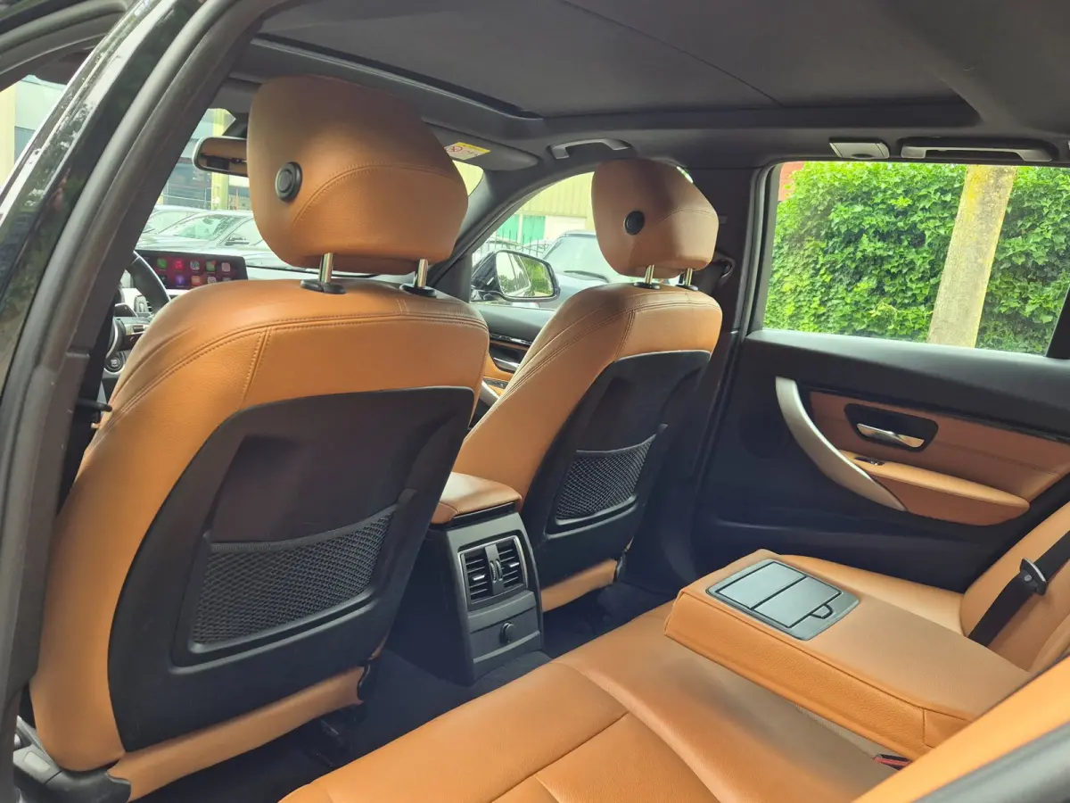 320i M Sport Ed volle optielijst Trekhaak Pano CarPlay 19inch M Velgen Stuurverwarming NAP M Sport Edition