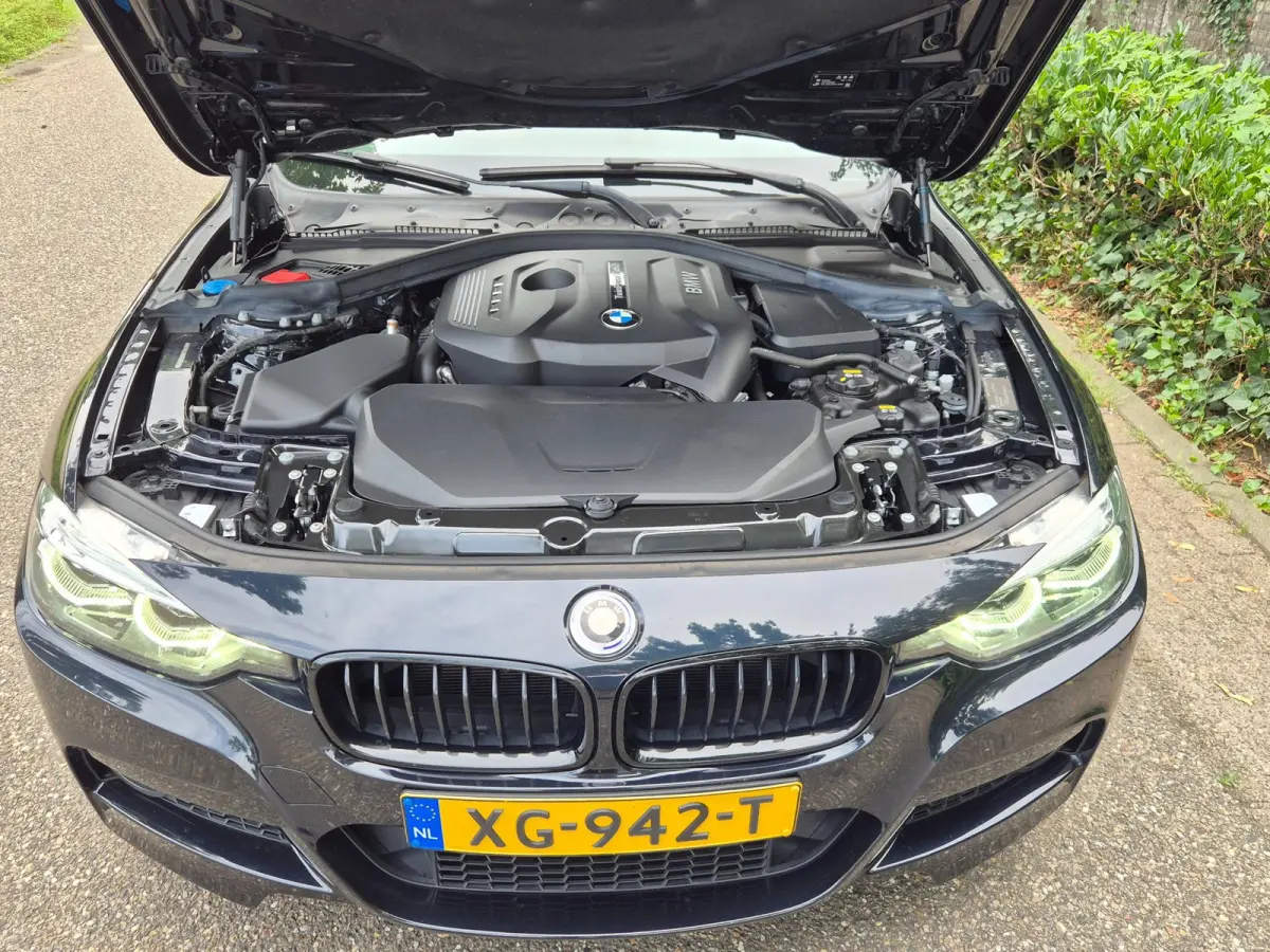 320i M Sport Ed volle optielijst Trekhaak Pano CarPlay 19inch M Velgen Stuurverwarming NAP M Sport Edition