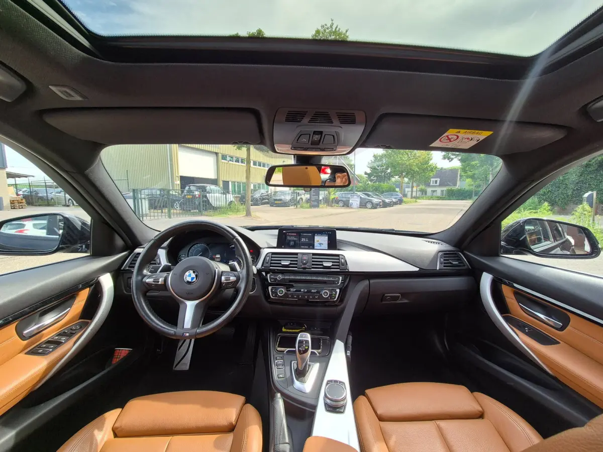 320i M Sport Ed volle optielijst Trekhaak Pano CarPlay 19inch M Velgen Stuurverwarming NAP M Sport Edition