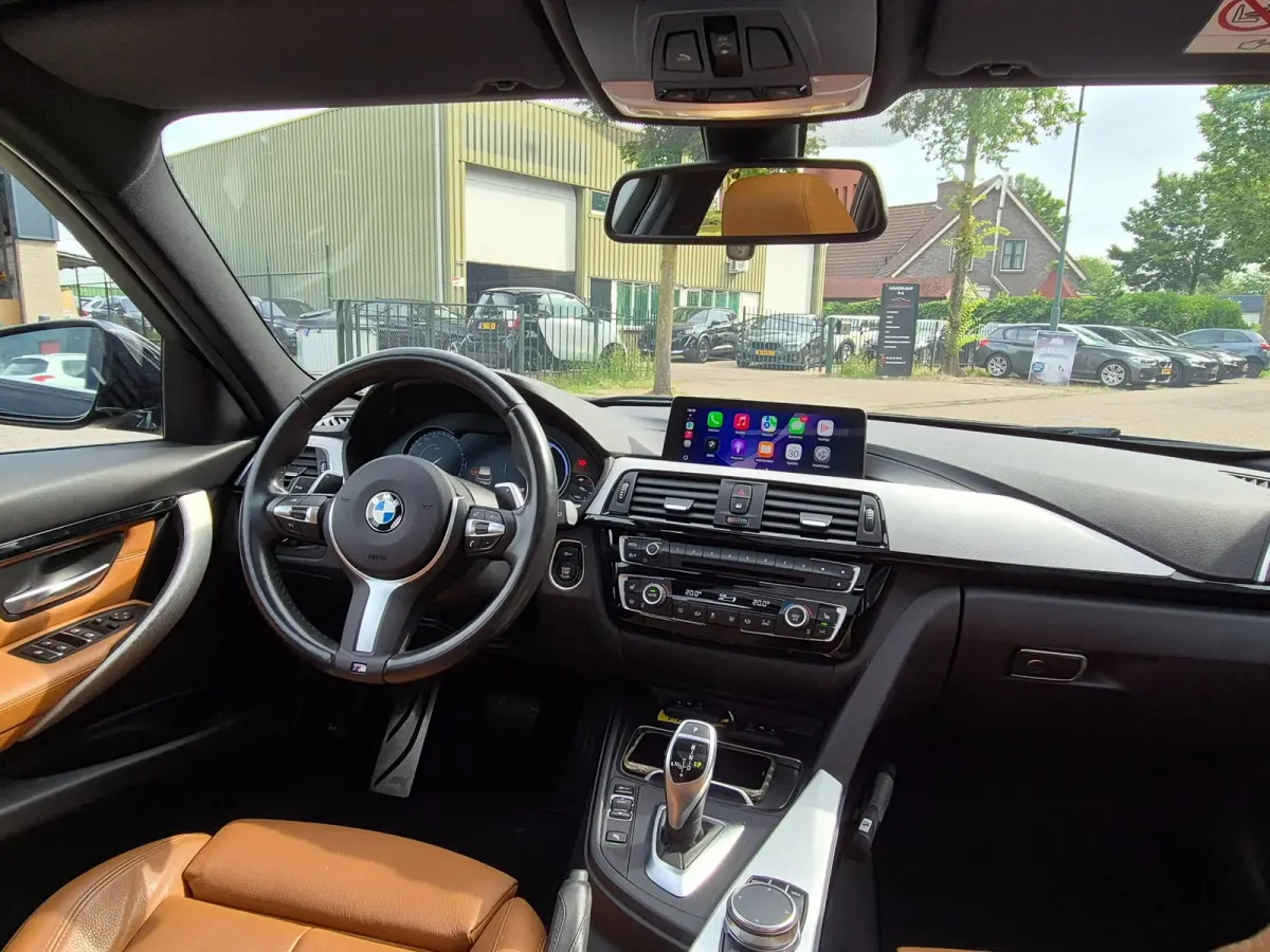 320i M Sport Ed volle optielijst Trekhaak Pano CarPlay 19inch M Velgen Stuurverwarming NAP M Sport Edition