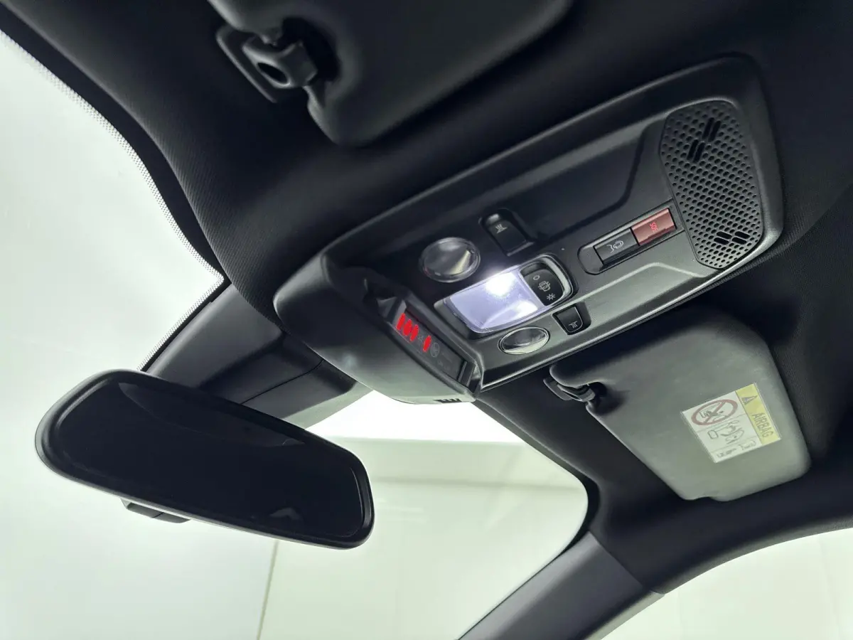 SUV 100pk Allure | Navigatie | Parkeersensoren | Volledig Digitaal instrumentenpaneel | Draadloos Carplay