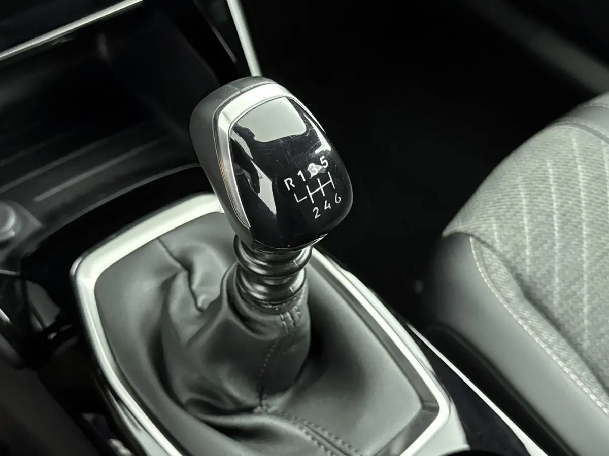 SUV 100pk Allure | Navigatie | Parkeersensoren | Volledig Digitaal instrumentenpaneel | Draadloos Carplay