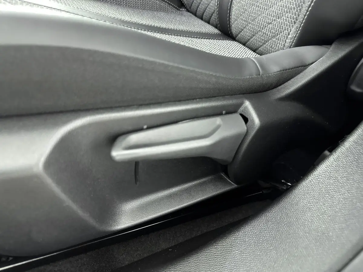 SUV 100pk Allure | Navigatie | Parkeersensoren | Volledig Digitaal instrumentenpaneel | Draadloos Carplay
