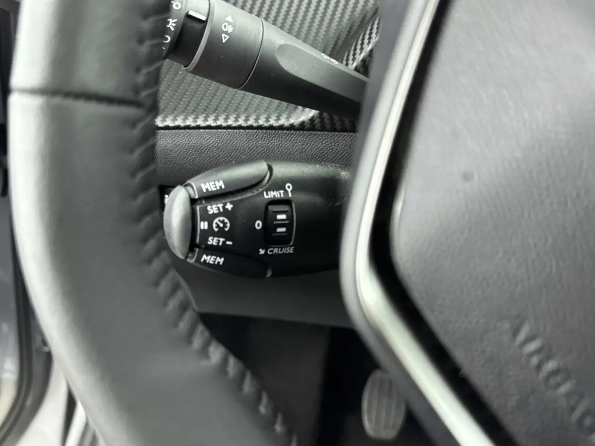 SUV 100pk Allure | Navigatie | Parkeersensoren | Volledig Digitaal instrumentenpaneel | Draadloos Carplay