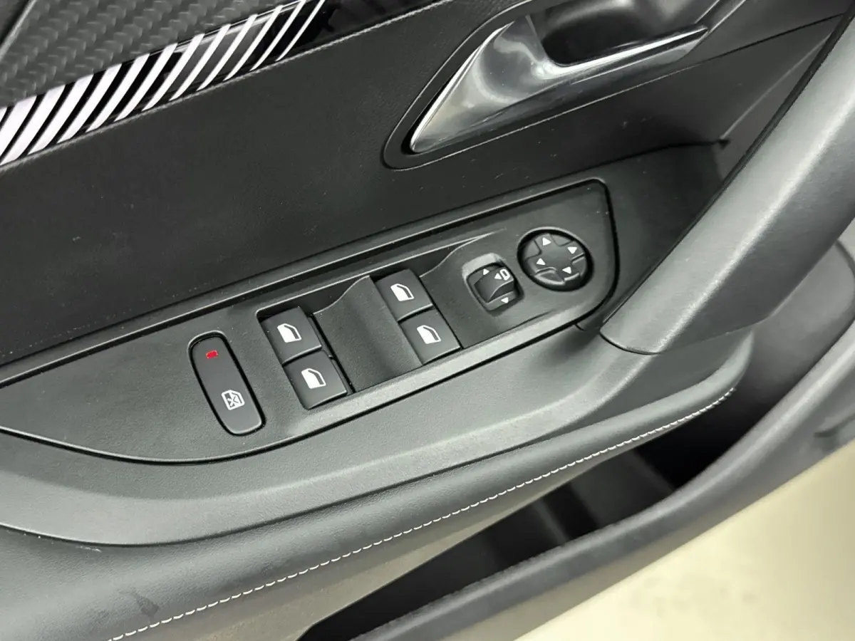 SUV 100pk Allure | Navigatie | Parkeersensoren | Volledig Digitaal instrumentenpaneel | Draadloos Carplay