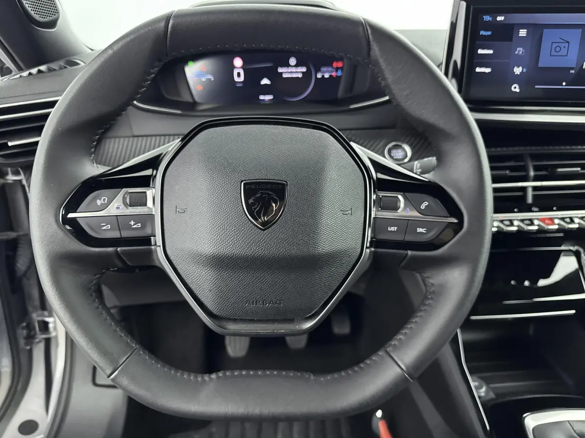 SUV 100pk Allure | Navigatie | Parkeersensoren | Volledig Digitaal instrumentenpaneel | Draadloos Carplay