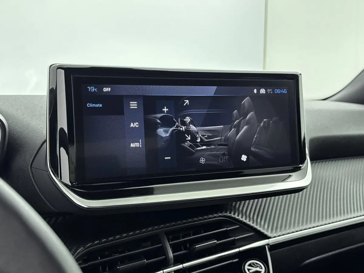 SUV 100pk Allure | Navigatie | Parkeersensoren | Volledig Digitaal instrumentenpaneel | Draadloos Carplay