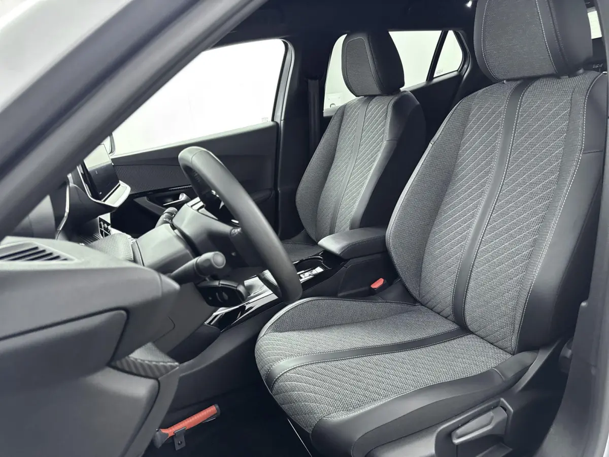 SUV 100pk Allure | Navigatie | Parkeersensoren | Volledig Digitaal instrumentenpaneel | Draadloos Carplay