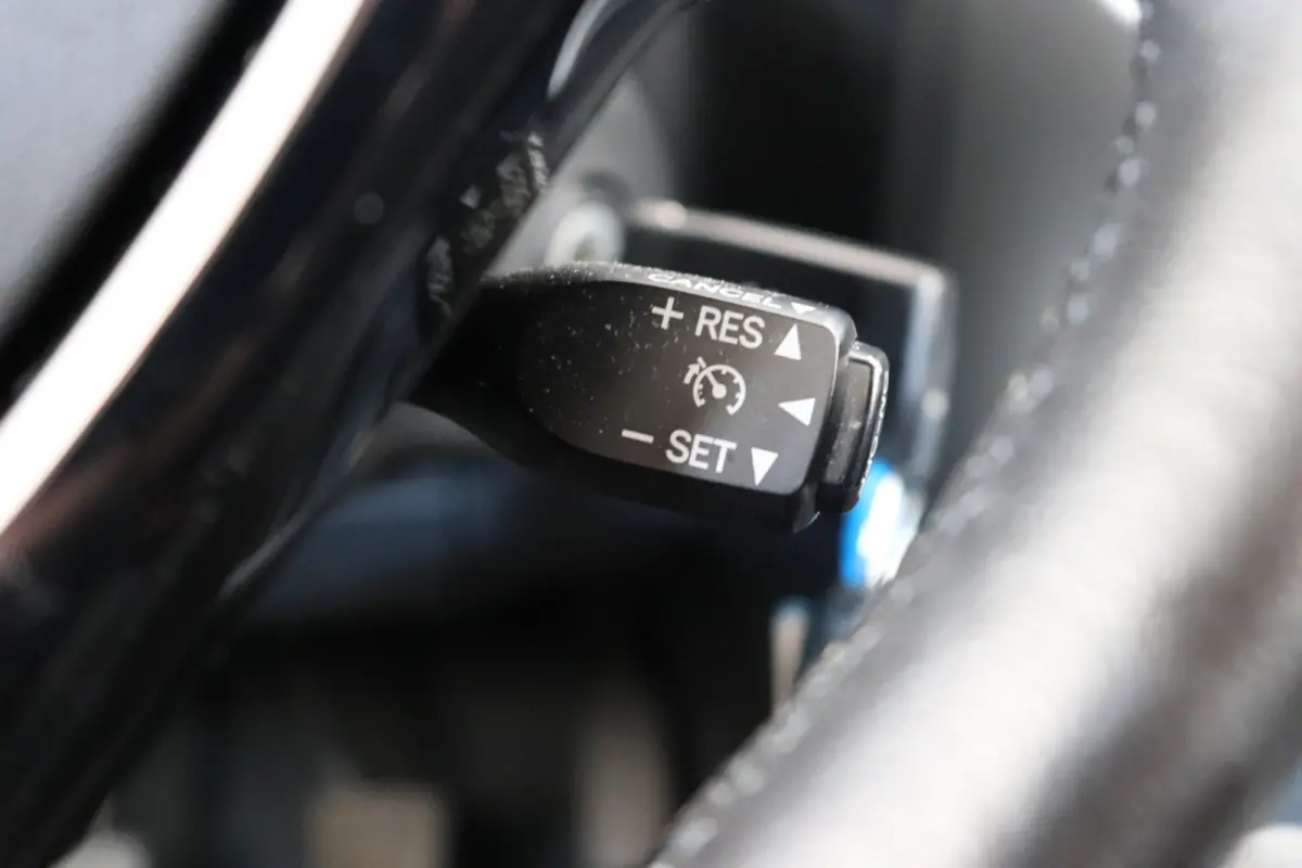 1.0 e-VTi Feel, sportief zwart dak. Eerste eigenaar, dealer onderhouden!