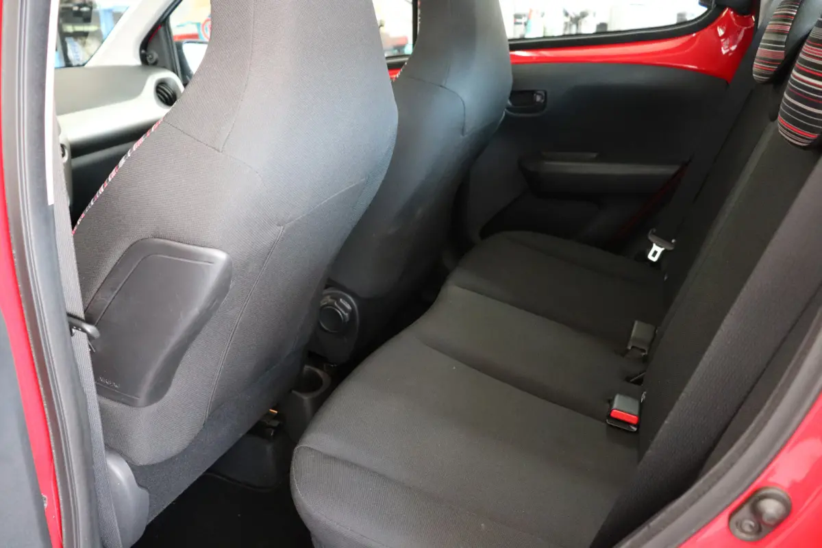 1.0 e-VTi Feel, sportief zwart dak. Eerste eigenaar, dealer onderhouden!