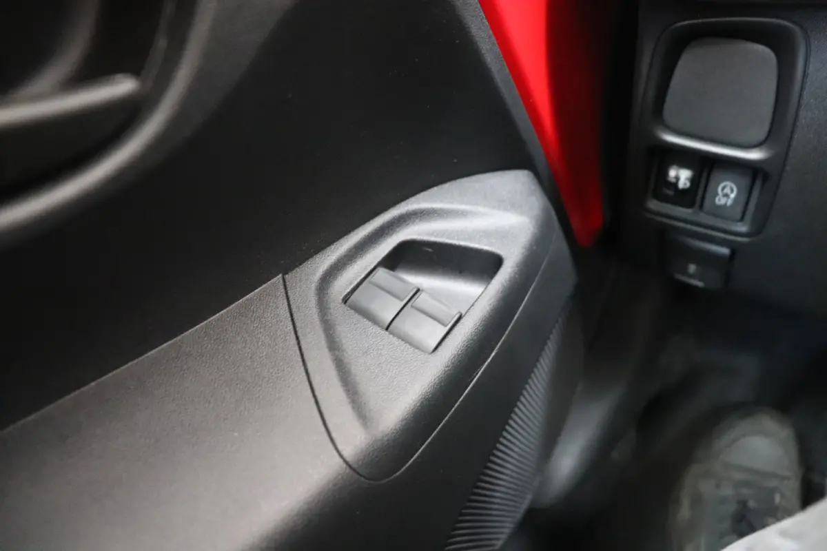 1.0 e-VTi Feel, sportief zwart dak. Eerste eigenaar, dealer onderhouden!