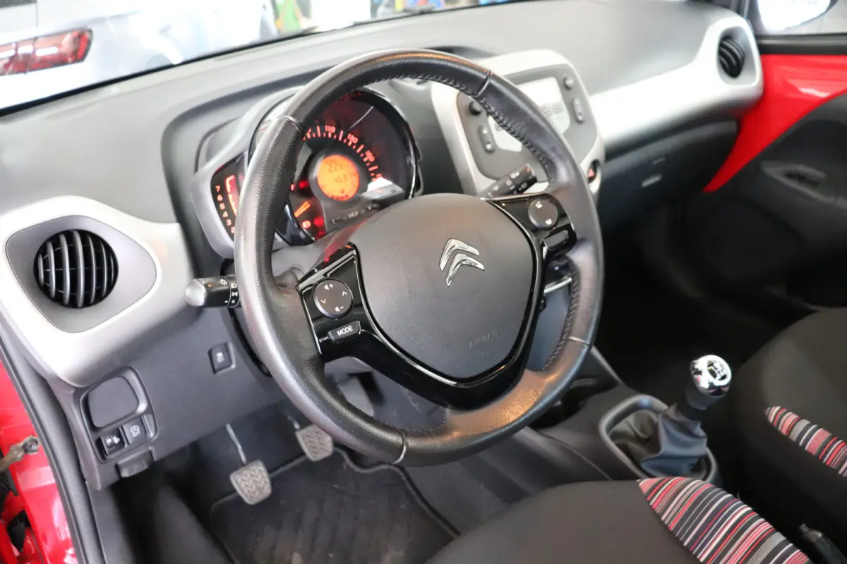 1.0 e-VTi Feel, sportief zwart dak. Eerste eigenaar, dealer onderhouden!