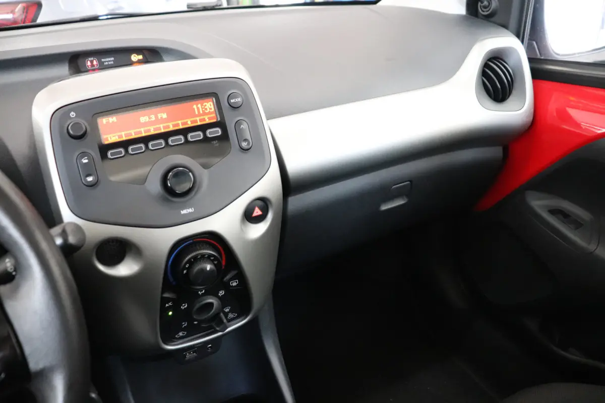 1.0 e-VTi Feel, sportief zwart dak. Eerste eigenaar, dealer onderhouden!