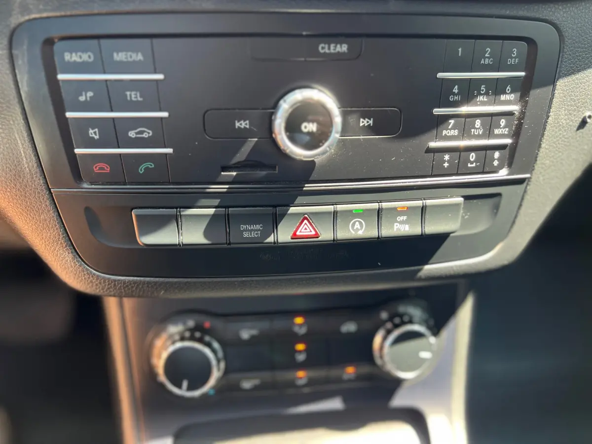 220 d Ambition // AUTOMAAT / AIRCO / EURO 6 / BLUETOOTH / NAP / 1e EIGENAAR |