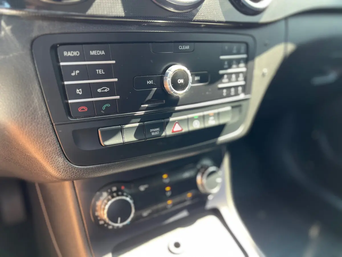 220 d Ambition // AUTOMAAT / AIRCO / EURO 6 / BLUETOOTH / NAP / 1e EIGENAAR |