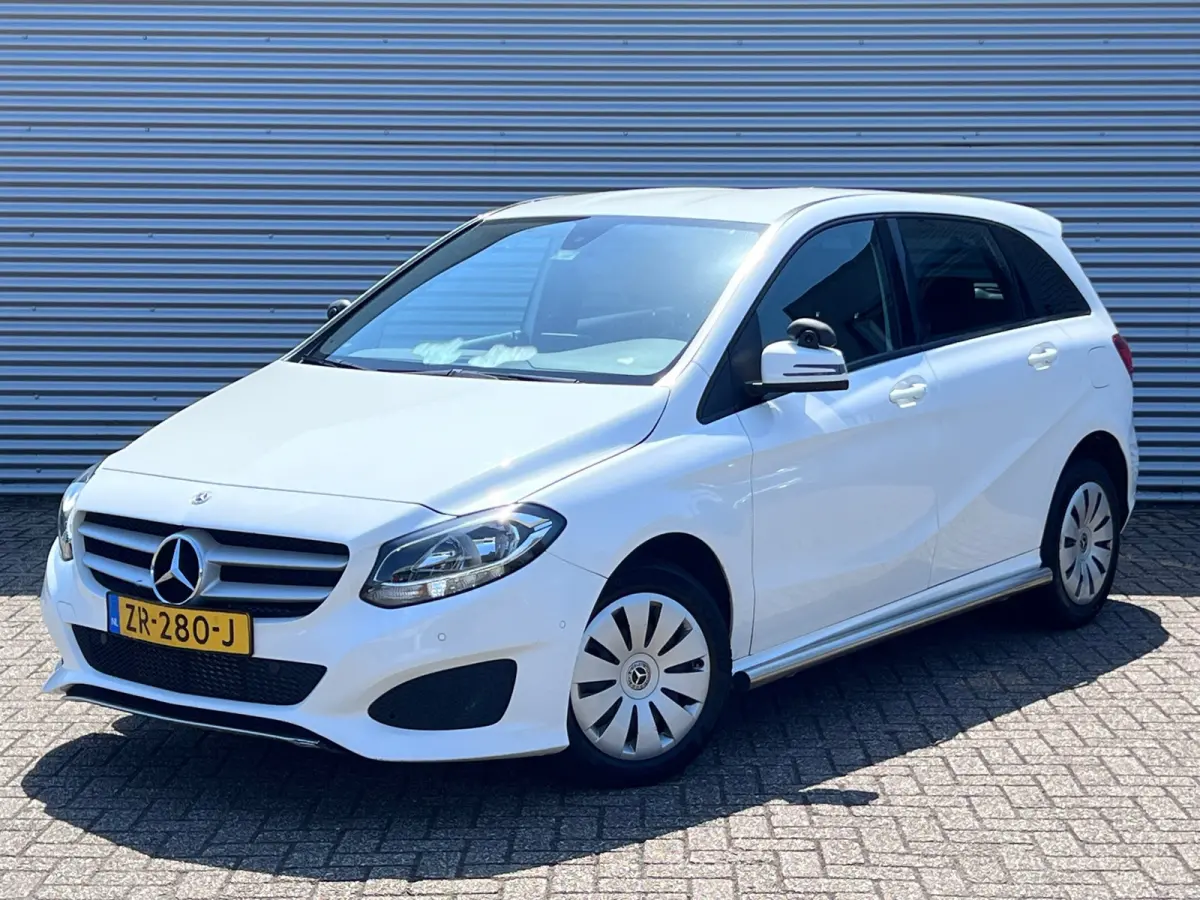220 d Ambition // AUTOMAAT / AIRCO / EURO 6 / BLUETOOTH / NAP / 1e EIGENAAR |