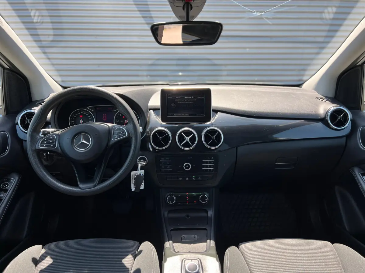 220 d Ambition // AUTOMAAT / AIRCO / EURO 6 / BLUETOOTH / NAP / 1e EIGENAAR |