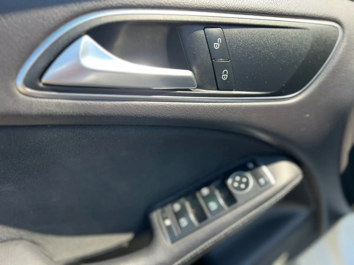 220 d Ambition // AUTOMAAT / AIRCO / EURO 6 / BLUETOOTH / NAP / 1e EIGENAAR |