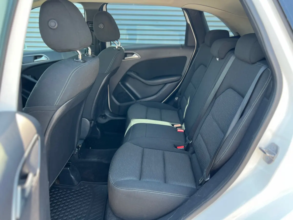 220 d Ambition // AUTOMAAT / AIRCO / EURO 6 / BLUETOOTH / NAP / 1e EIGENAAR |