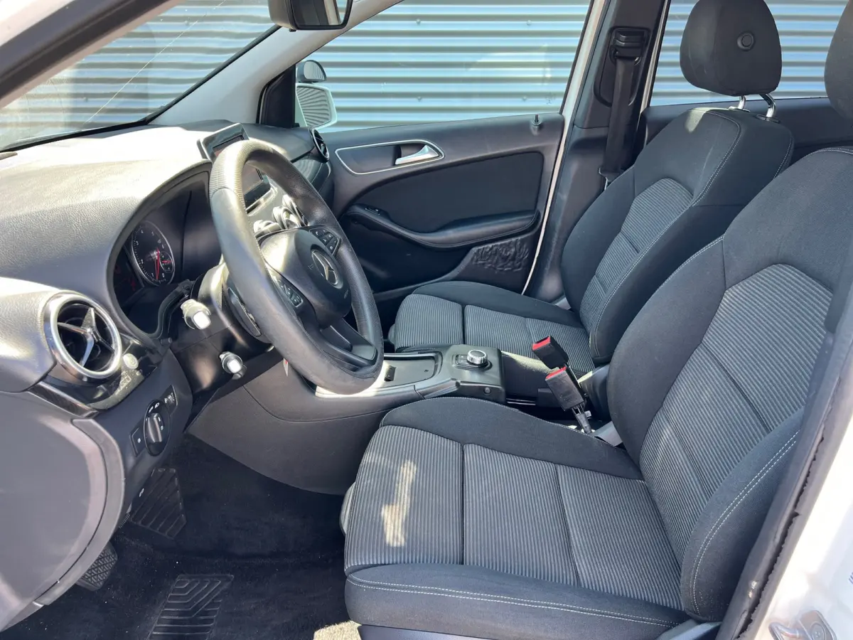 220 d Ambition // AUTOMAAT / AIRCO / EURO 6 / BLUETOOTH / NAP / 1e EIGENAAR |