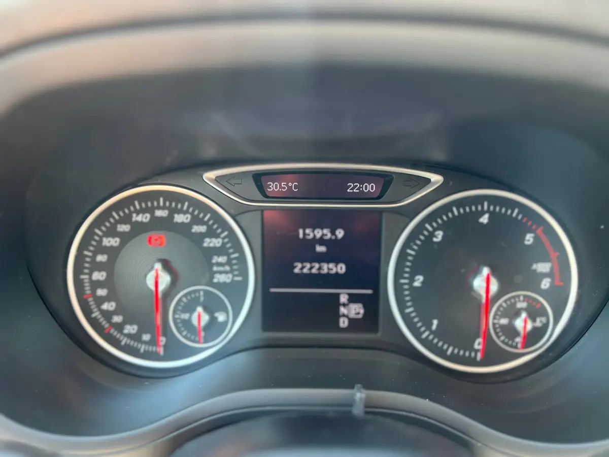 220 d Ambition // AUTOMAAT / AIRCO / EURO 6 / BLUETOOTH / NAP / 1e EIGENAAR |