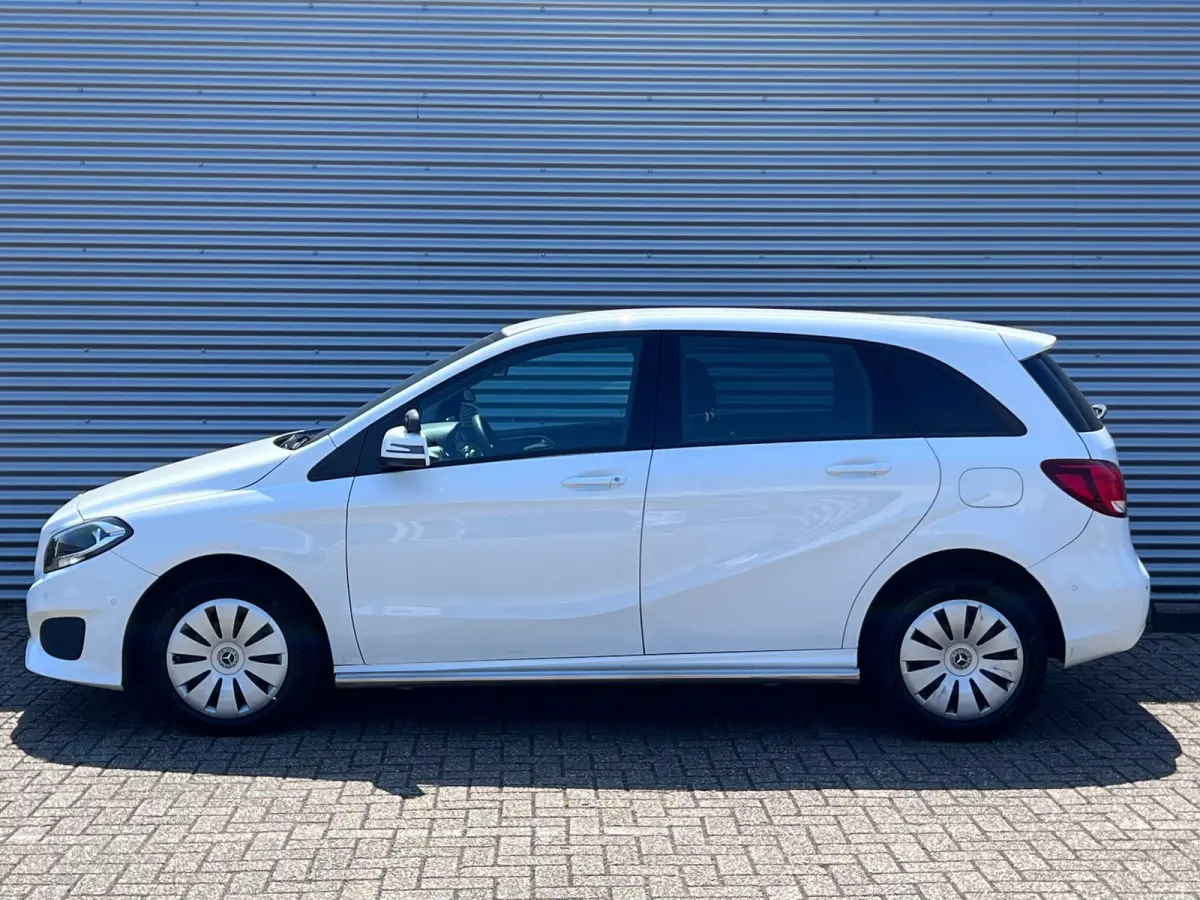 220 d Ambition // AUTOMAAT / AIRCO / EURO 6 / BLUETOOTH / NAP / 1e EIGENAAR |