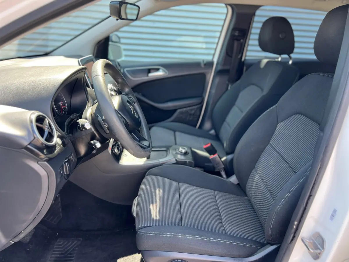 220 d Ambition // AUTOMAAT / AIRCO / EURO 6 / BLUETOOTH / NAP / 1e EIGENAAR |