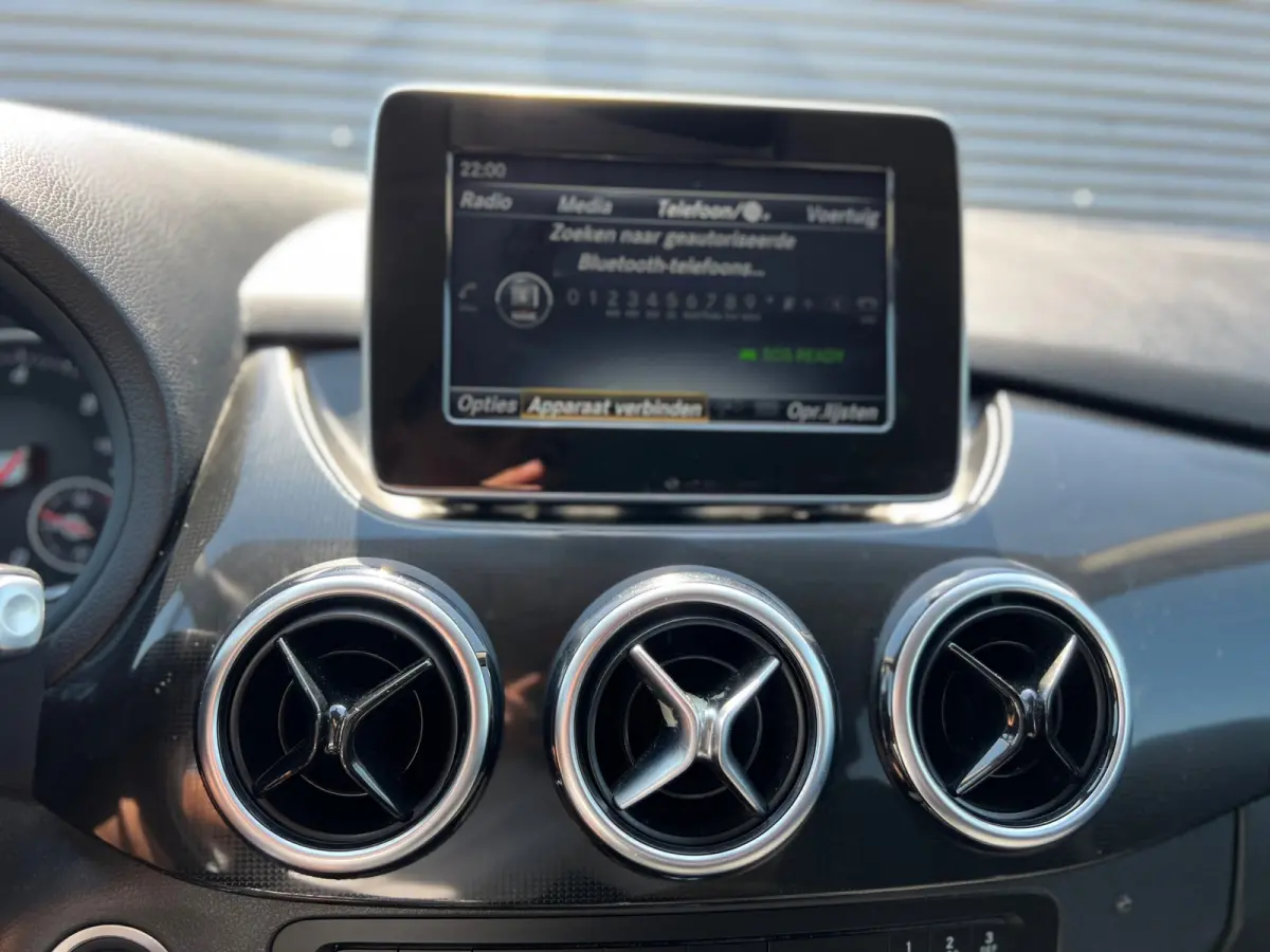 220 d Ambition // AUTOMAAT / AIRCO / EURO 6 / BLUETOOTH / NAP / 1e EIGENAAR |