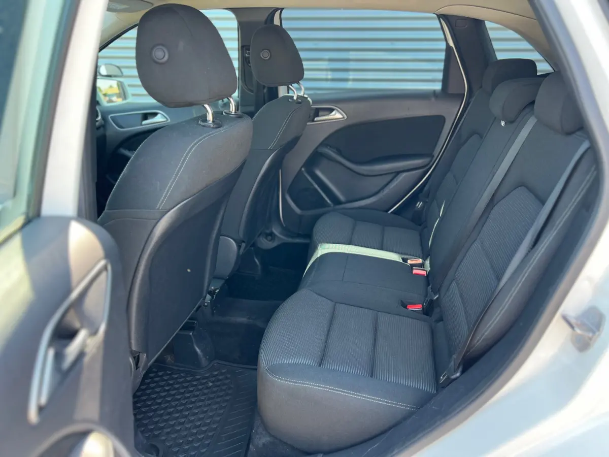 220 d Ambition // AUTOMAAT / AIRCO / EURO 6 / BLUETOOTH / NAP / 1e EIGENAAR |