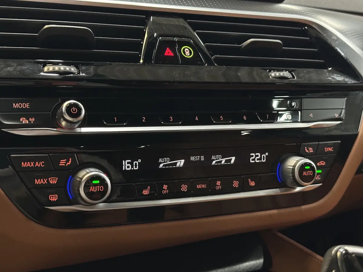 530i Business Edition Plus | M-Pakket | Laser-LED | Camera | CarPlay | Sfeerverlichting | Memory