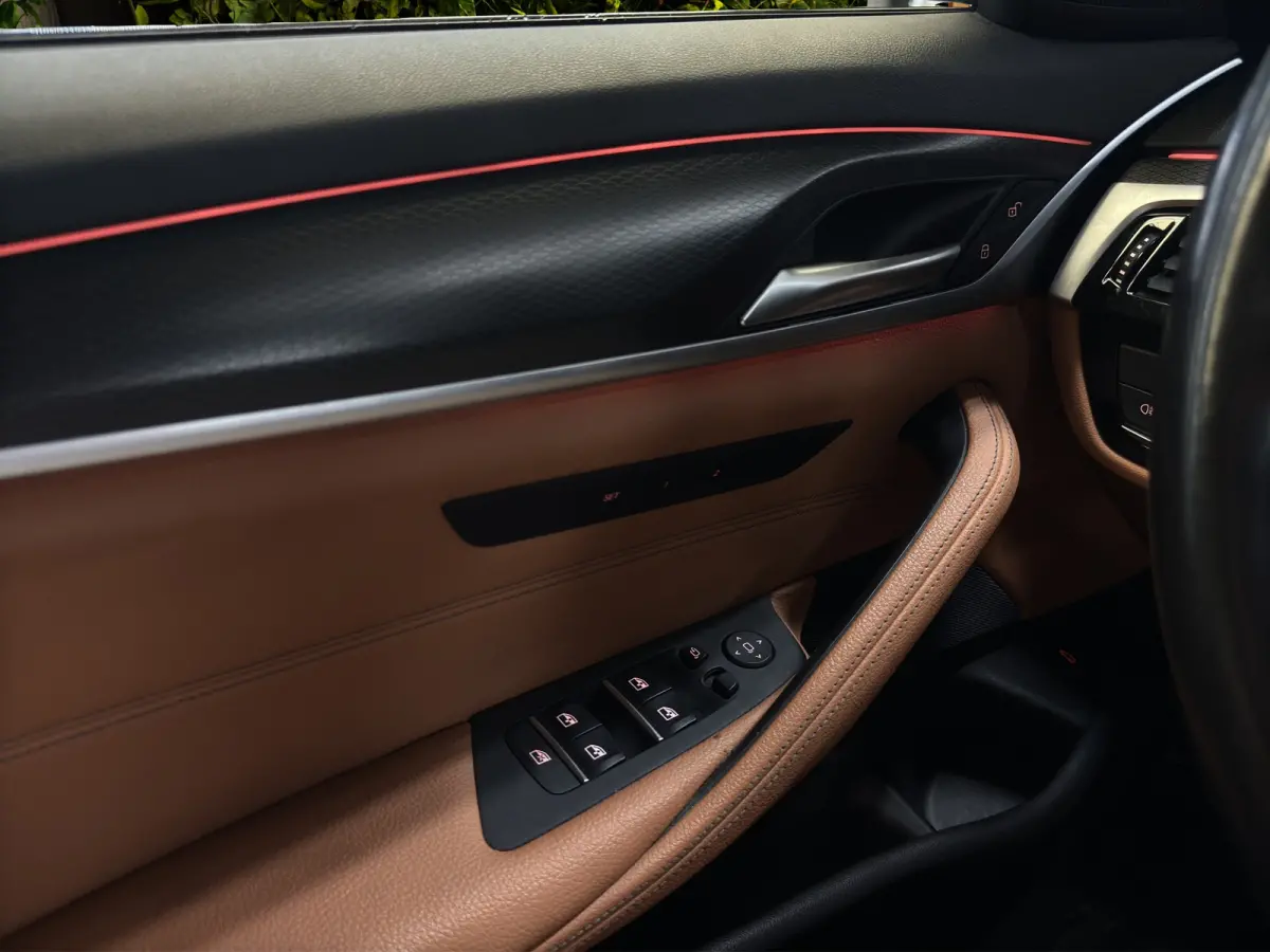 530i Business Edition Plus | M-Pakket | Laser-LED | Camera | CarPlay | Sfeerverlichting | Memory