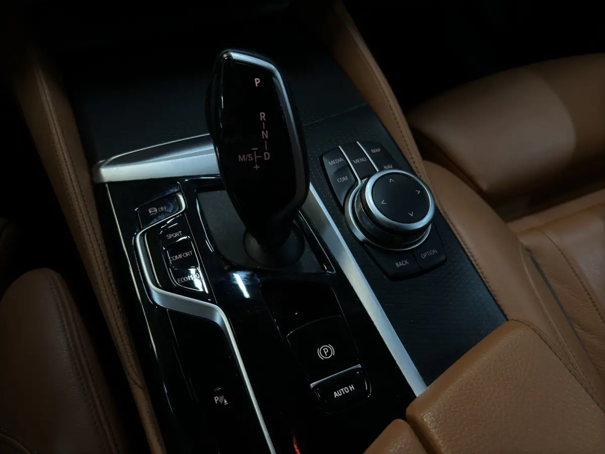 530i Business Edition Plus | M-Pakket | Laser-LED | Camera | CarPlay | Sfeerverlichting | Memory
