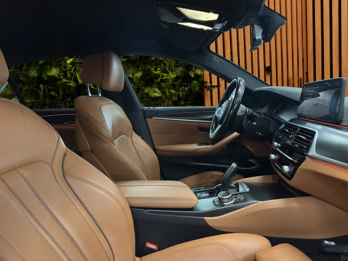 530i Business Edition Plus | M-Pakket | Laser-LED | Camera | CarPlay | Sfeerverlichting | Memory