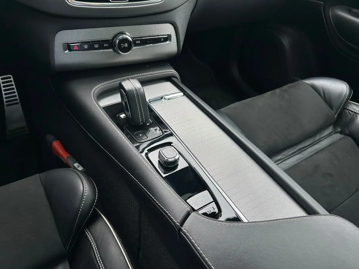 2.0 T8 Recharge AWD R-Design Long Range | Long Range | Pano | Pilot Assist | Stoel & stuurverwarming | Harman/Kardon |
