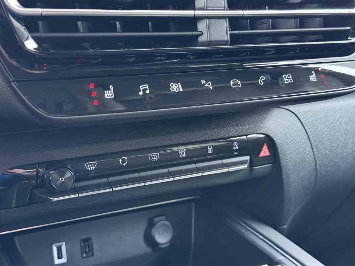1.2 Hybrid 136 Plus CAMERA | STOELVERWARMING |KEYLESS START & GO | RIJKLAAR GELEVERD MET 12 MND BOVAG GARANTIE |