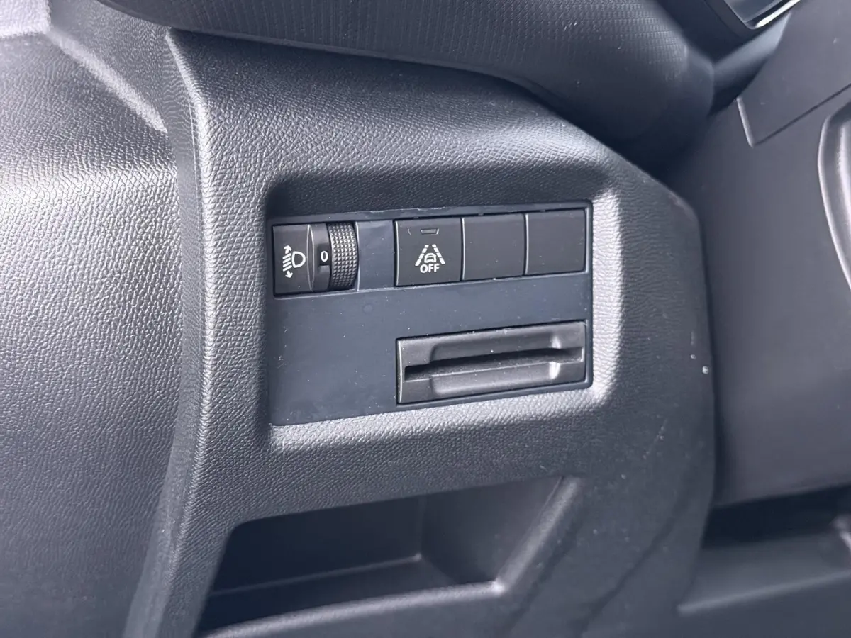 1.2 Hybrid 136 Plus CAMERA | STOELVERWARMING |KEYLESS START & GO | RIJKLAAR GELEVERD MET 12 MND BOVAG GARANTIE |