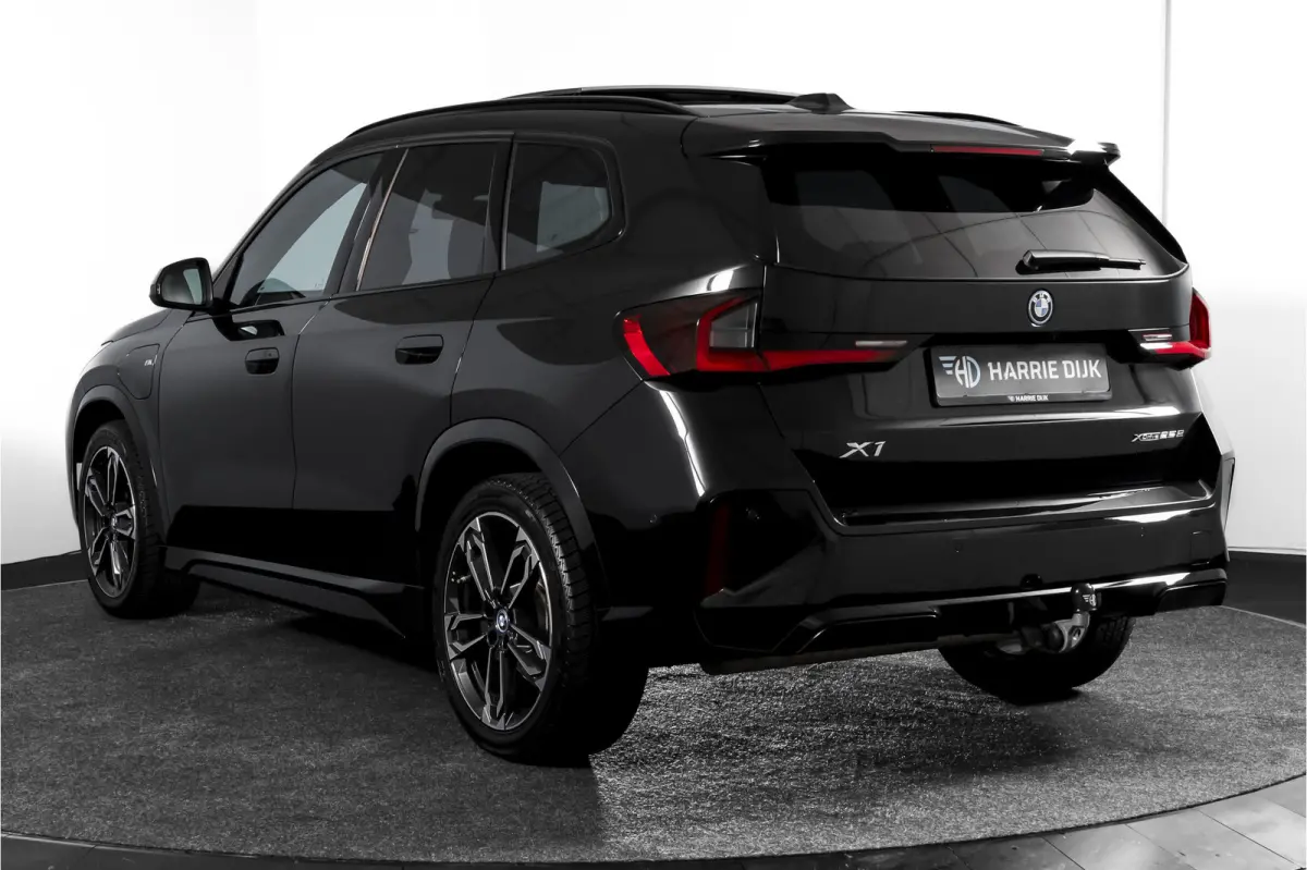 xDrive25e 245 PK | M-Sport | Premium Pack | S/K-Panodak | Elek. Trekhaak | Dig. Cockpit | Cruise | Stoelverw. | PDC | Camera | NAV+App. Connect | ECC | Elek. Klep | LM 19" | 2845
