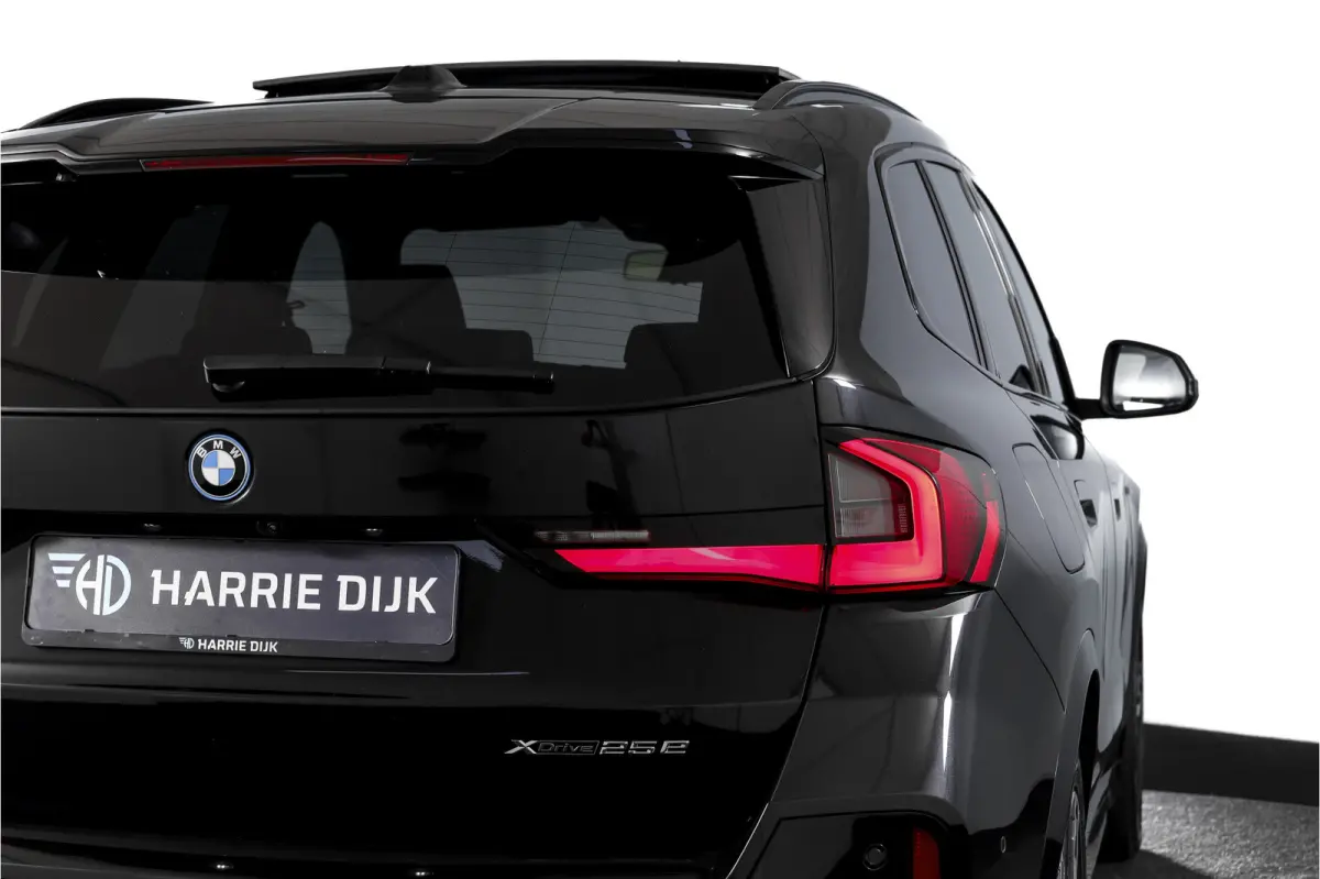 xDrive25e 245 PK | M-Sport | Premium Pack | S/K-Panodak | Elek. Trekhaak | Dig. Cockpit | Cruise | Stoelverw. | PDC | Camera | NAV+App. Connect | ECC | Elek. Klep | LM 19" | 2845