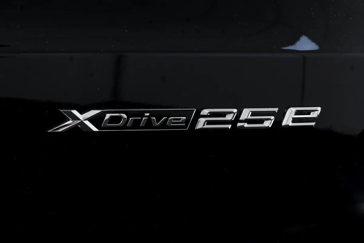 xDrive25e 245 PK | M-Sport | Premium Pack | S/K-Panodak | Elek. Trekhaak | Dig. Cockpit | Cruise | Stoelverw. | PDC | Camera | NAV+App. Connect | ECC | Elek. Klep | LM 19" | 2845