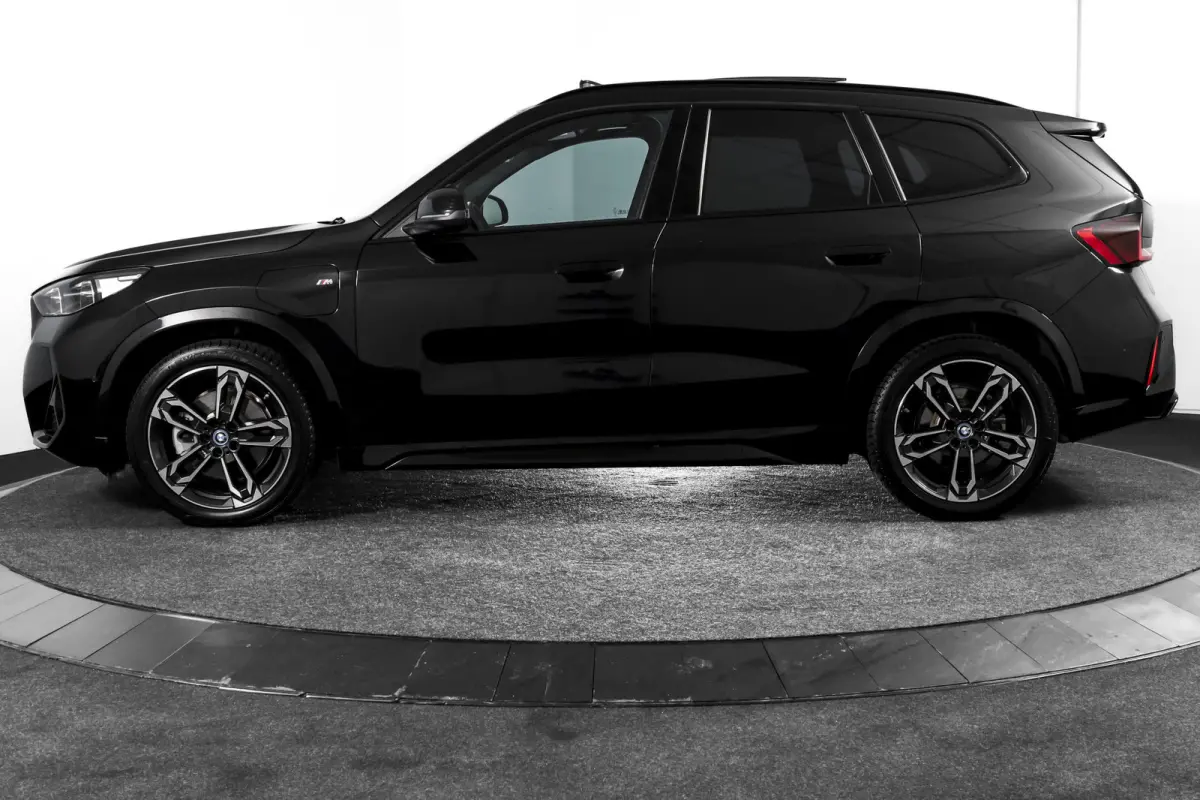 xDrive25e 245 PK | M-Sport | Premium Pack | S/K-Panodak | Elek. Trekhaak | Dig. Cockpit | Cruise | Stoelverw. | PDC | Camera | NAV+App. Connect | ECC | Elek. Klep | LM 19" | 9266
