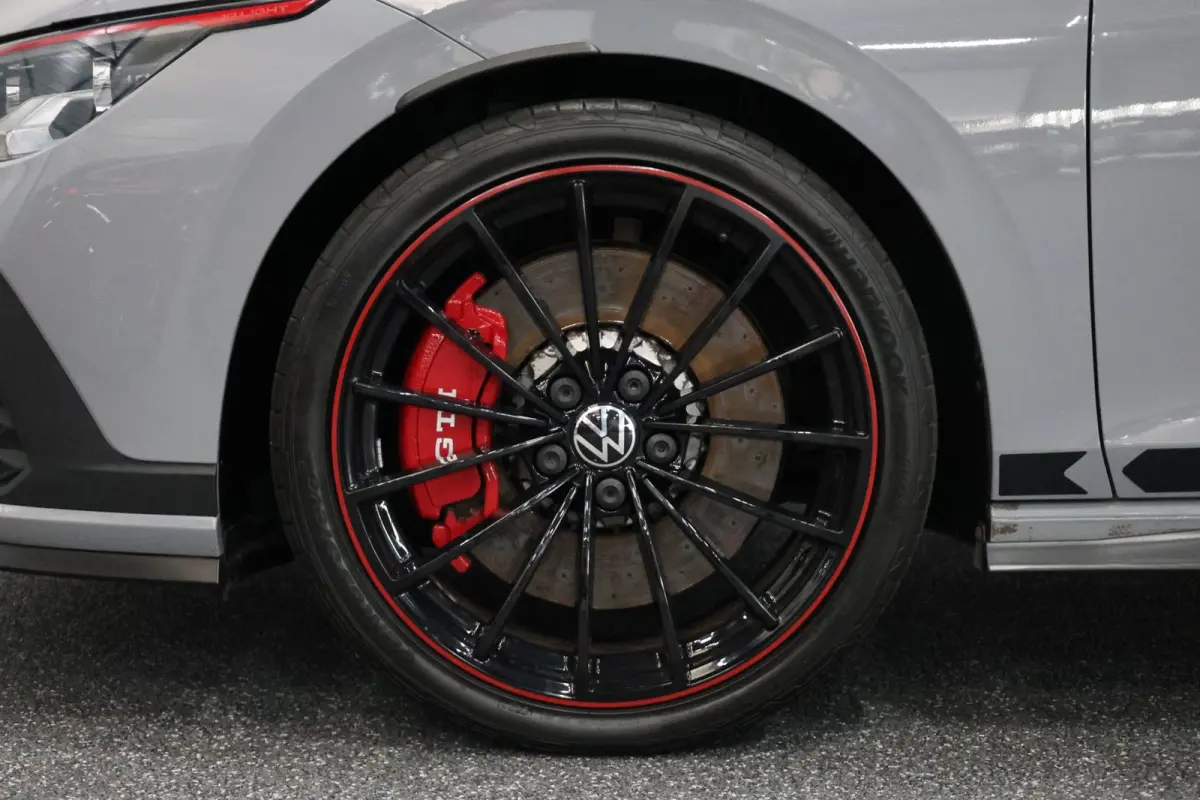 2.0 TSI GTI Clubsport 45 Jahre Edition 300+PK AKRAPOVIC/IQ/VIRTUAL/SFEER/PANO/LEER/CAM/LINE/ACC/12 MND GARANTIE!