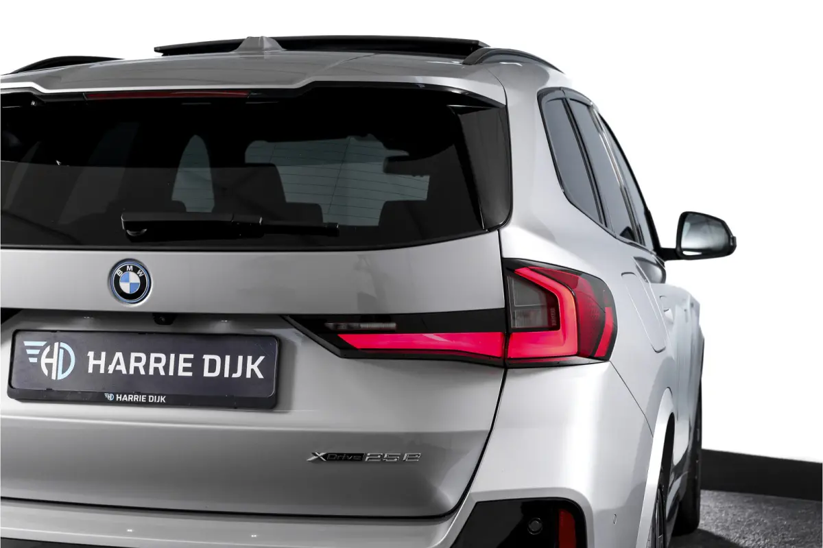 xDrive25e 245 PK M-Sport | Premium Pack | S/K-Panodak | Elek. Trekhaak | Dig. Cockpit | Cruise | Stoelverw. | PDC | Camera | NAV+App. Connect | ECC | Elek. Klep | LM 19" | 2882