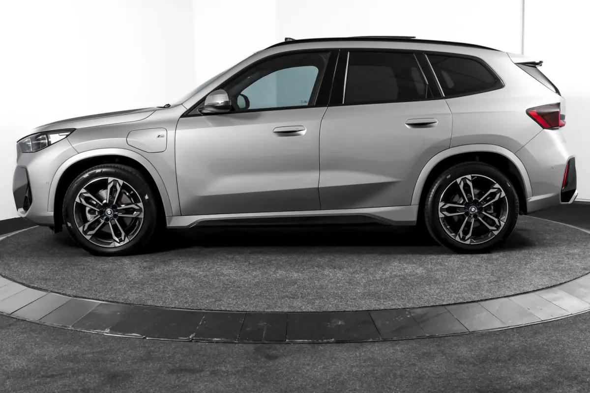 xDrive25e 245 PK M-Sport | Premium Pack | S/K-Panodak | Elek. Trekhaak | Dig. Cockpit | Cruise | Stoelverw. | PDC | Camera | NAV+App. Connect | ECC | Elek. Klep | LM 19" | 2882