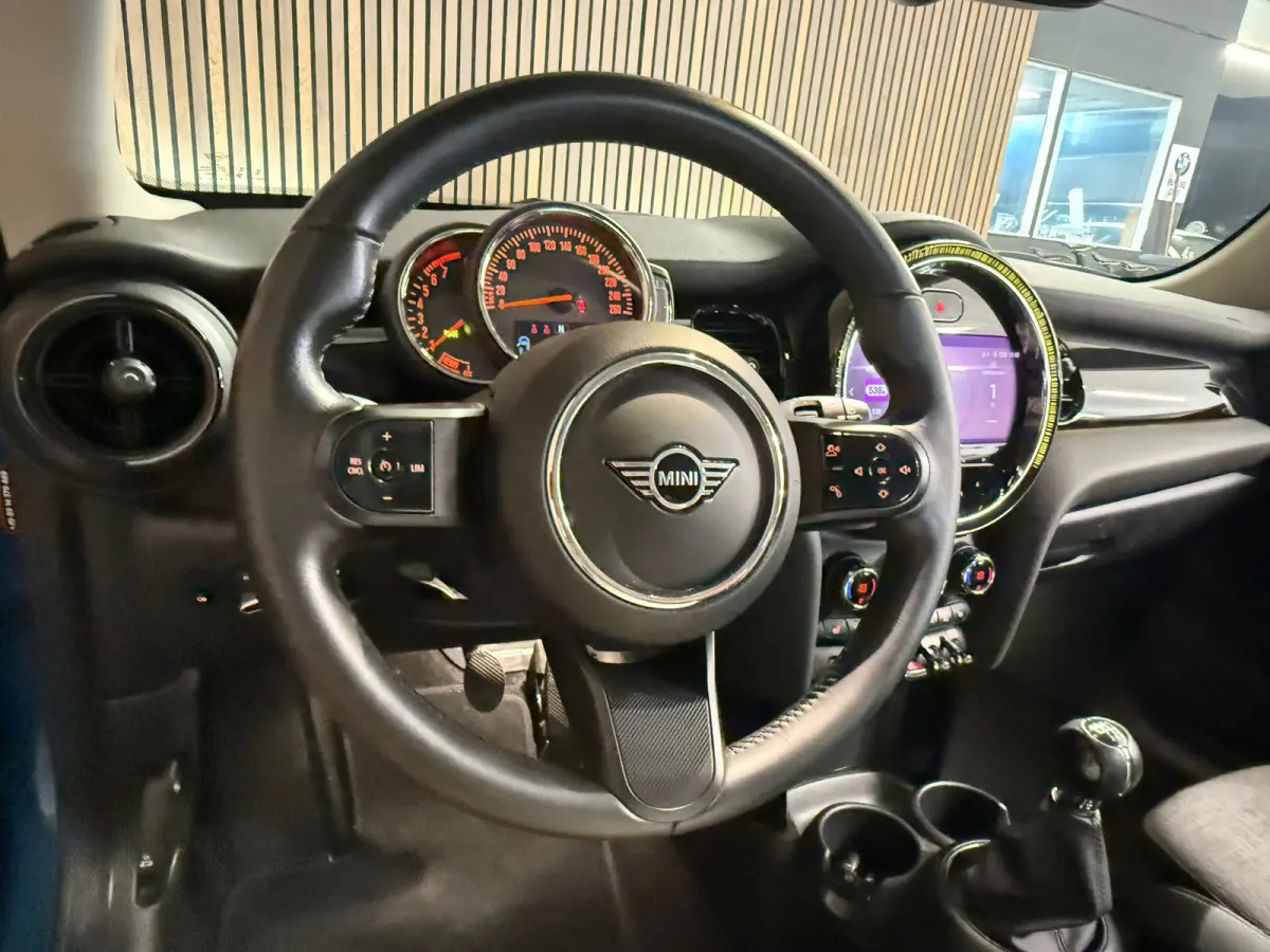 1.5 One Essential - Carplay - Dealer