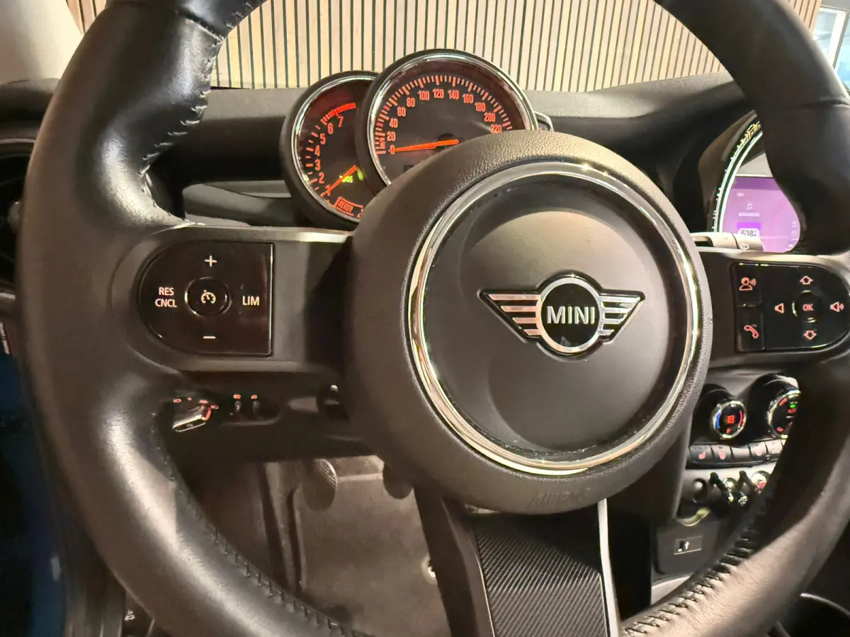 1.5 One Essential - Carplay - Dealer