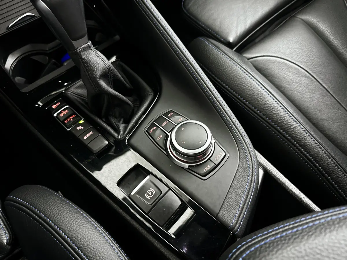 xDrive25e High Executive | Panoramadak | Parkeercamera | Head-up display | Stoelverwarming | Cruise control