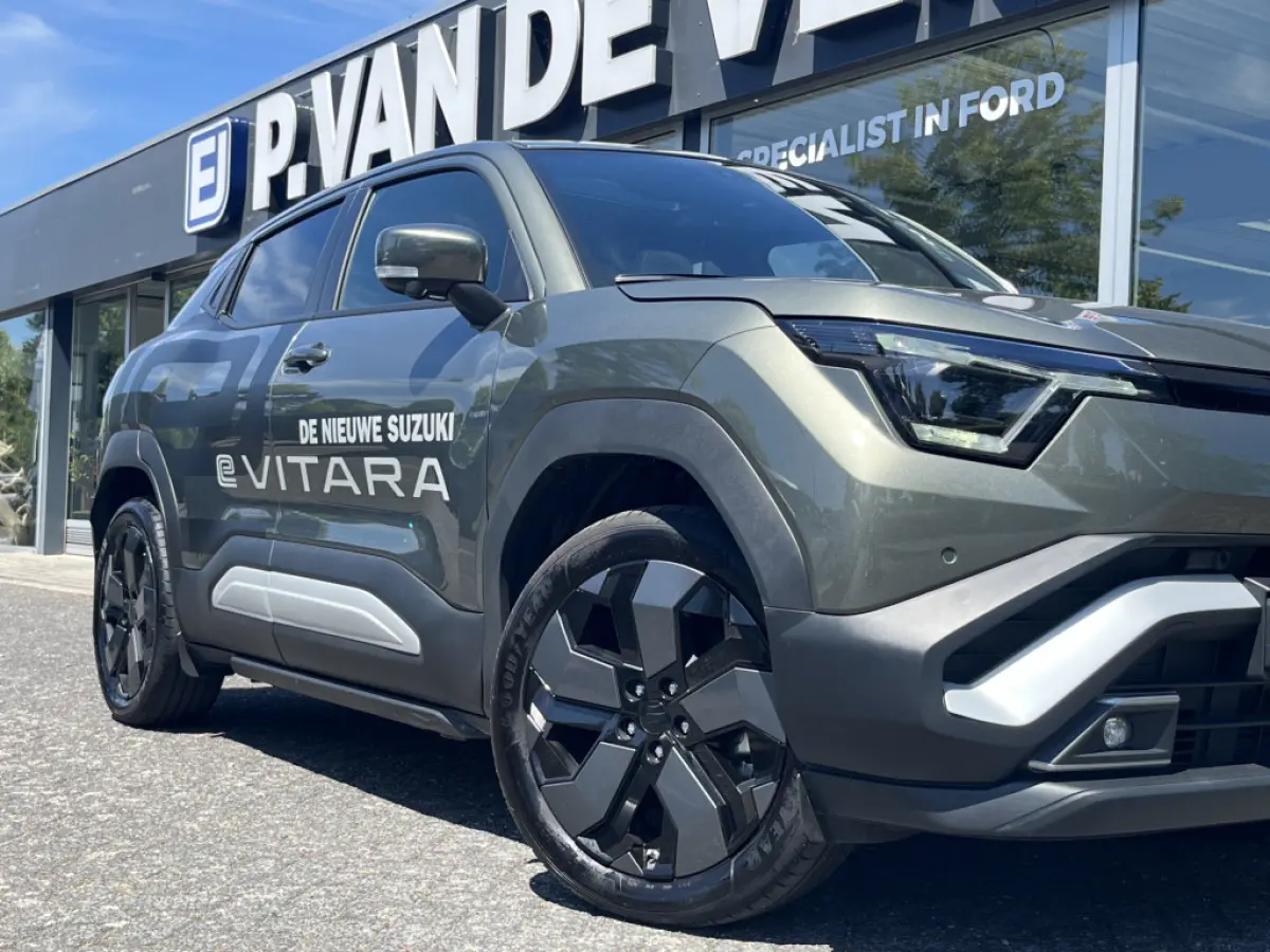 Style 61 kWh | Meerdere kleuren beschikbaar | €2.000,- voordeel | 360-Camera | INFINITY by Harman Soundsystem | Panoramadak | 19 inch | Half leder | Suzuki Safety System Pro |