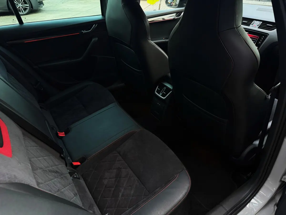 2.0 TSI RS 245PK Business|Virtuel Cockpit|Navi|AUT|Alcantara|Full Led|StoelVW|Carbon|SfeerVL|Camera|CANTON|PDC