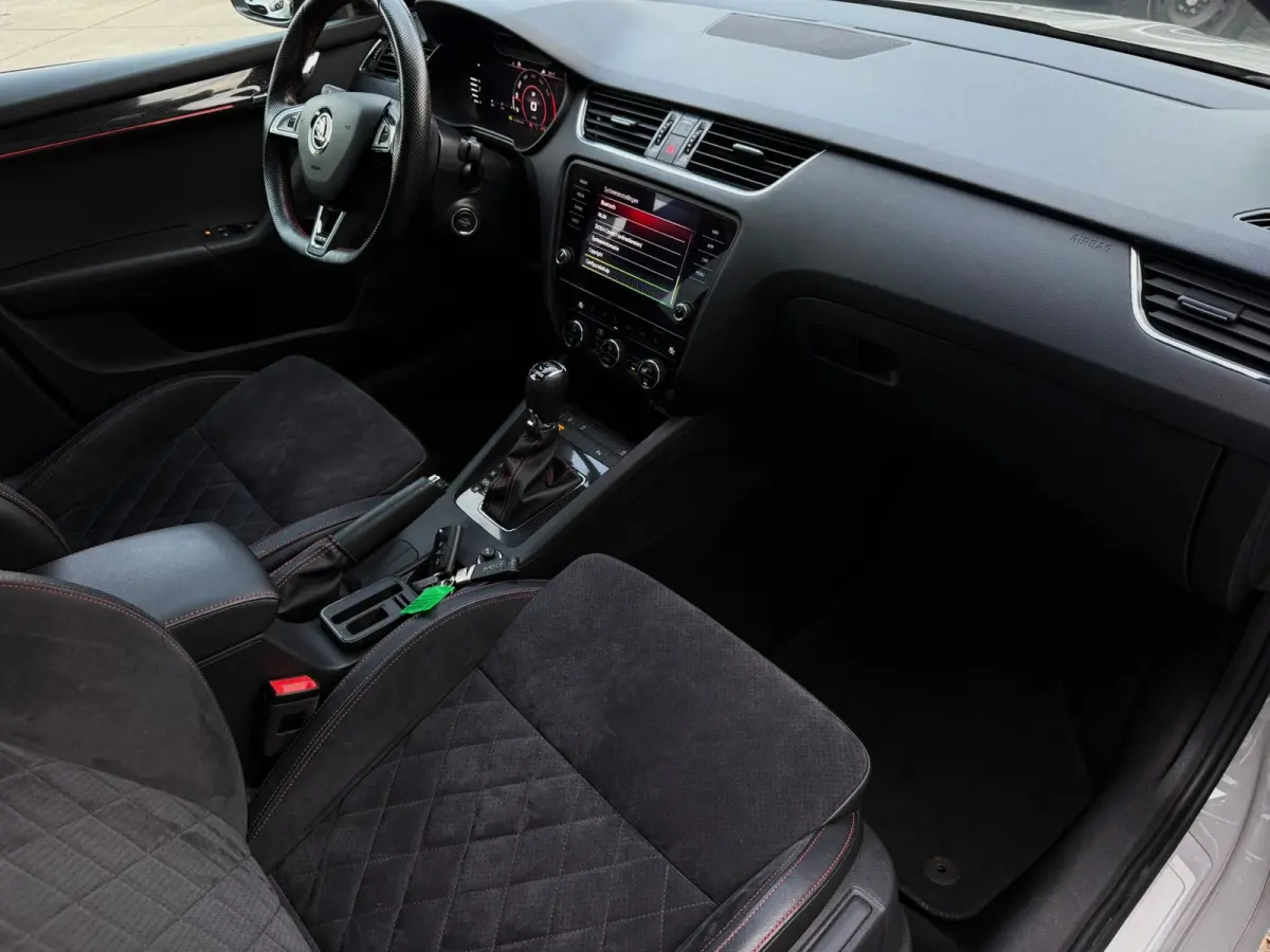 2.0 TSI RS 245PK Business|Virtuel Cockpit|Navi|AUT|Alcantara|Full Led|StoelVW|Carbon|SfeerVL|Camera|CANTON|PDC