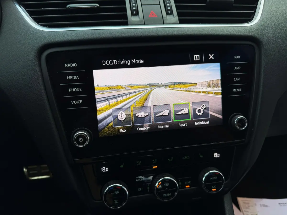 2.0 TSI RS 245PK Business|Virtuel Cockpit|Navi|AUT|Alcantara|Full Led|StoelVW|Carbon|SfeerVL|Camera|CANTON|PDC